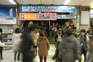 ������̓������ʂ֐i�݂܂�